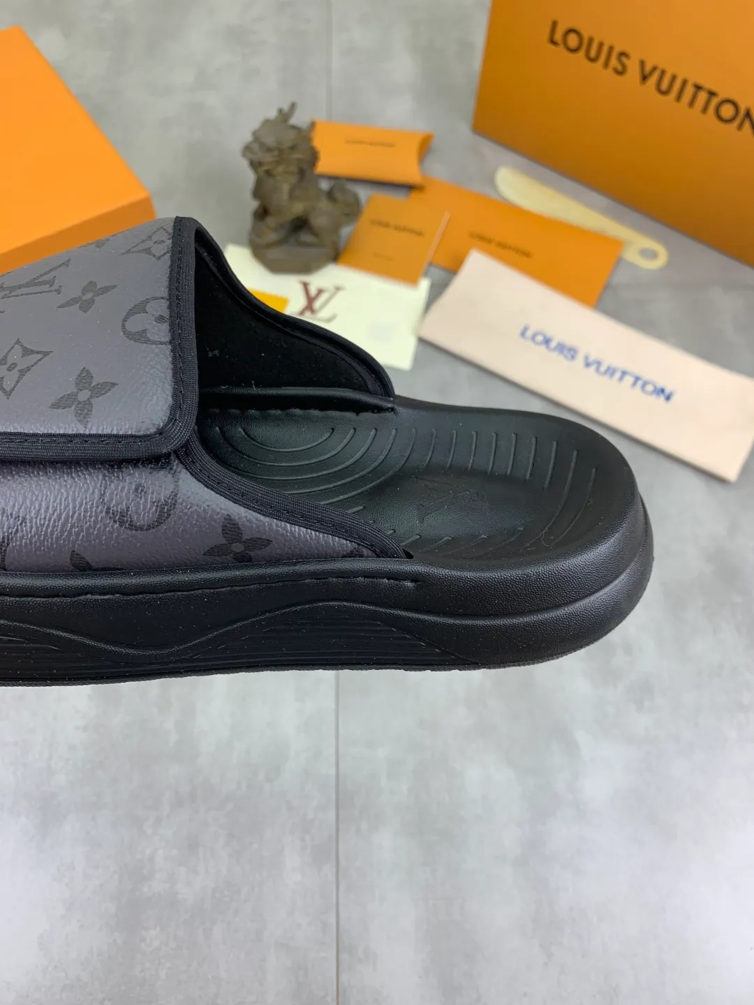 Men's shoes 💰P320💰【New style】🆘 Original quality 【LOUIS VUITTON】The popular Louis Vuitton LV men's slippers on the official website are on sale simultaneously! Original fabric imported from Italy. Original bottom provided by the original factory. Number of yards: 38-44 (customized to 45). Multiple colors to choose from. Fully packaged drawer box.